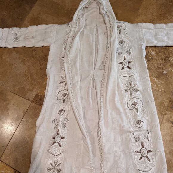 Rare White Robe- Hand Made in Belgium- Beautiful Beadwork- Heavy Weight - Size L - Picture 1 of 10